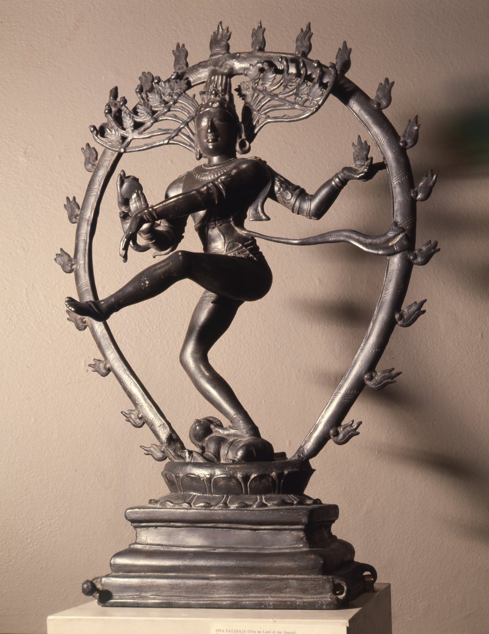 नृत्य के भगवान के रूप में शिव नटराज, c.846 (कांस्य) द्वारा इंडियन स्कूल
