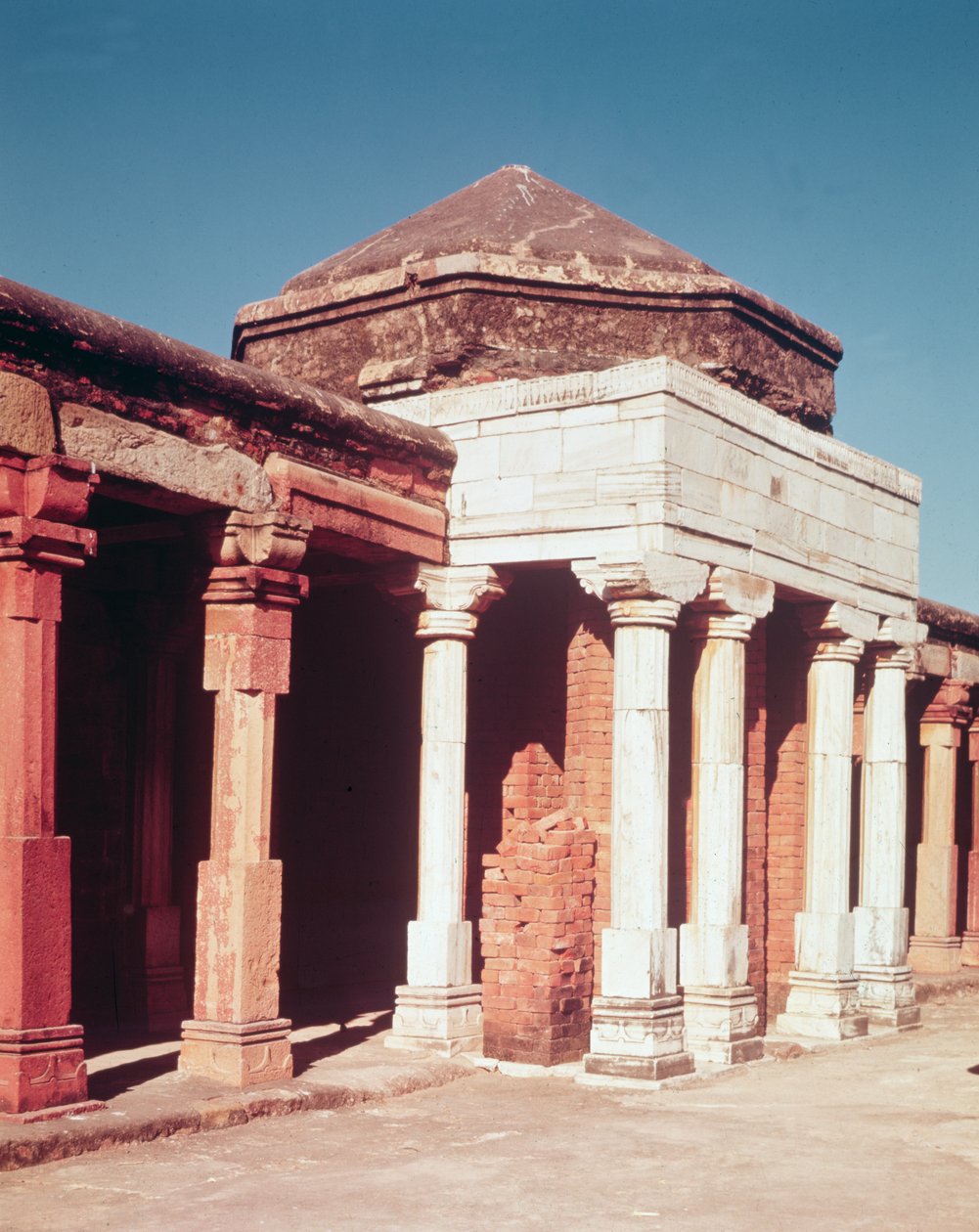 सुल्तान गारी द्वारा इंडियन स्कूल