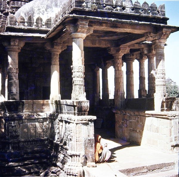 मीरा बाई का मंदिर द्वारा इंडियन स्कूल