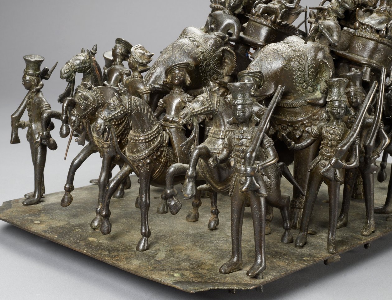 हाथियों पर ब्रिटिश रेजिडेंट के साथ अवध के राजा की घुड़सवार सेना, c.1820 (कांस्य) (119069 का विवरण) द्वारा इंडियन स्कूल
