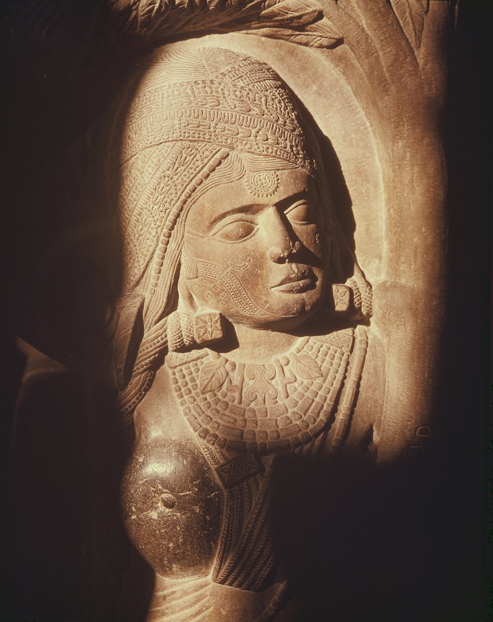 मध्य प्रदेश के भरहुत, देर मौर्य काल, सुंग वंश (180-72 ईसा पूर्व) में एक बौद्ध स्तूप के द्वार से एक यक्षिणी द्वारा इंडियन स्कूल