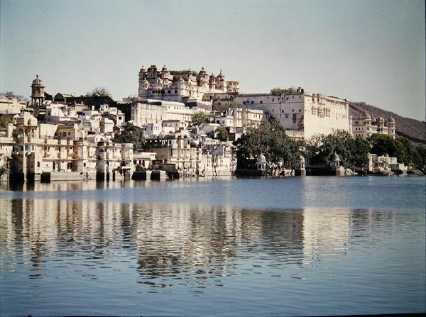 पिछोला झील पर सिटी पैलेस का दृश्य द्वारा इंडियन स्कूल
