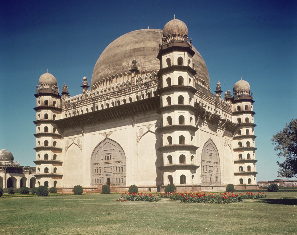 गोल गुम्बज का दृश्य, मोहम्मद आदिल शाह II (1627-57) का मकबरा 1659 में बनाया गया द्वारा इंडियन स्कूल