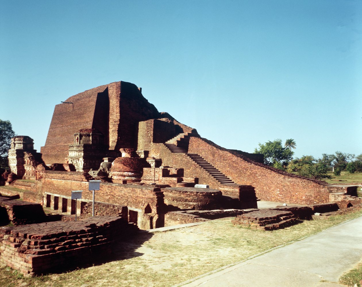 साइट III के प्रमुख मंदिर का दृश्य, 320-350 द्वारा इंडियन स्कूल
