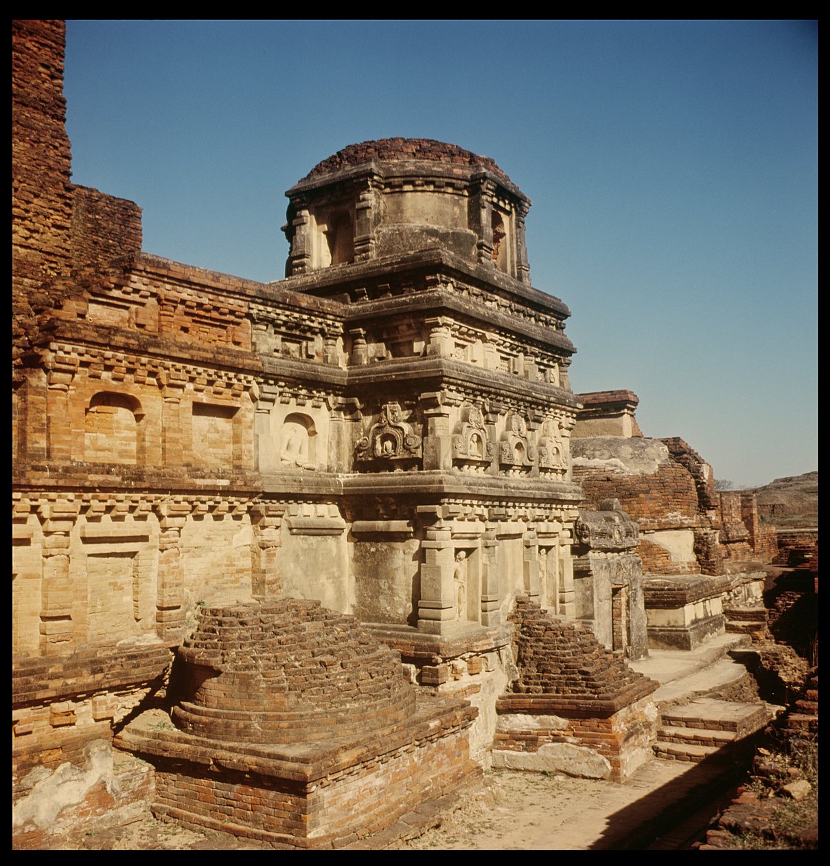 साइट III, 320-530 के प्रमुख मंदिर का वोट स्तूप द्वारा इंडियन स्कूल