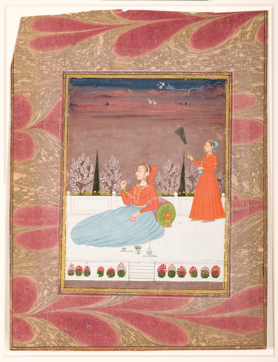 महिला एक छत पर अटेंडेंट के साथ चौरी, c.1735 के साथ बैठी (कागज पर अपारदर्शी wc और सोना) द्वारा इंडियन स्कूल