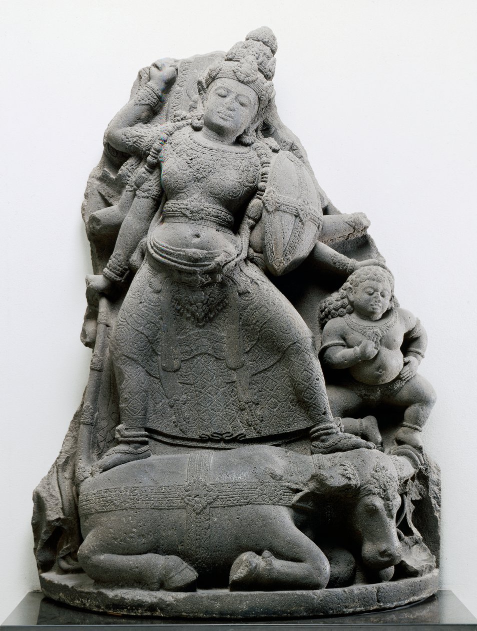 दुर्गा का कत्लेआम Mahisa, c.1300 (ज्वालामुखी पत्थर) द्वारा इंडोनेशियाई स्कूल