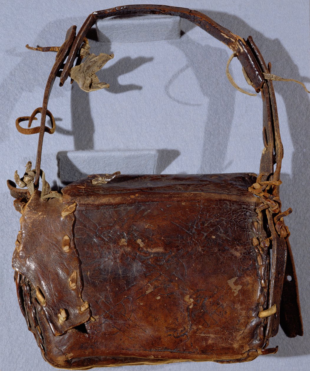 MS CCC 282 द कॉर्पस क्रिस्टी बुक सत्चेल या बजट, पीछे से देखा गया, आयरिश, c.1120-30 (चमड़ा) द्वारा आयरिश स्कूल