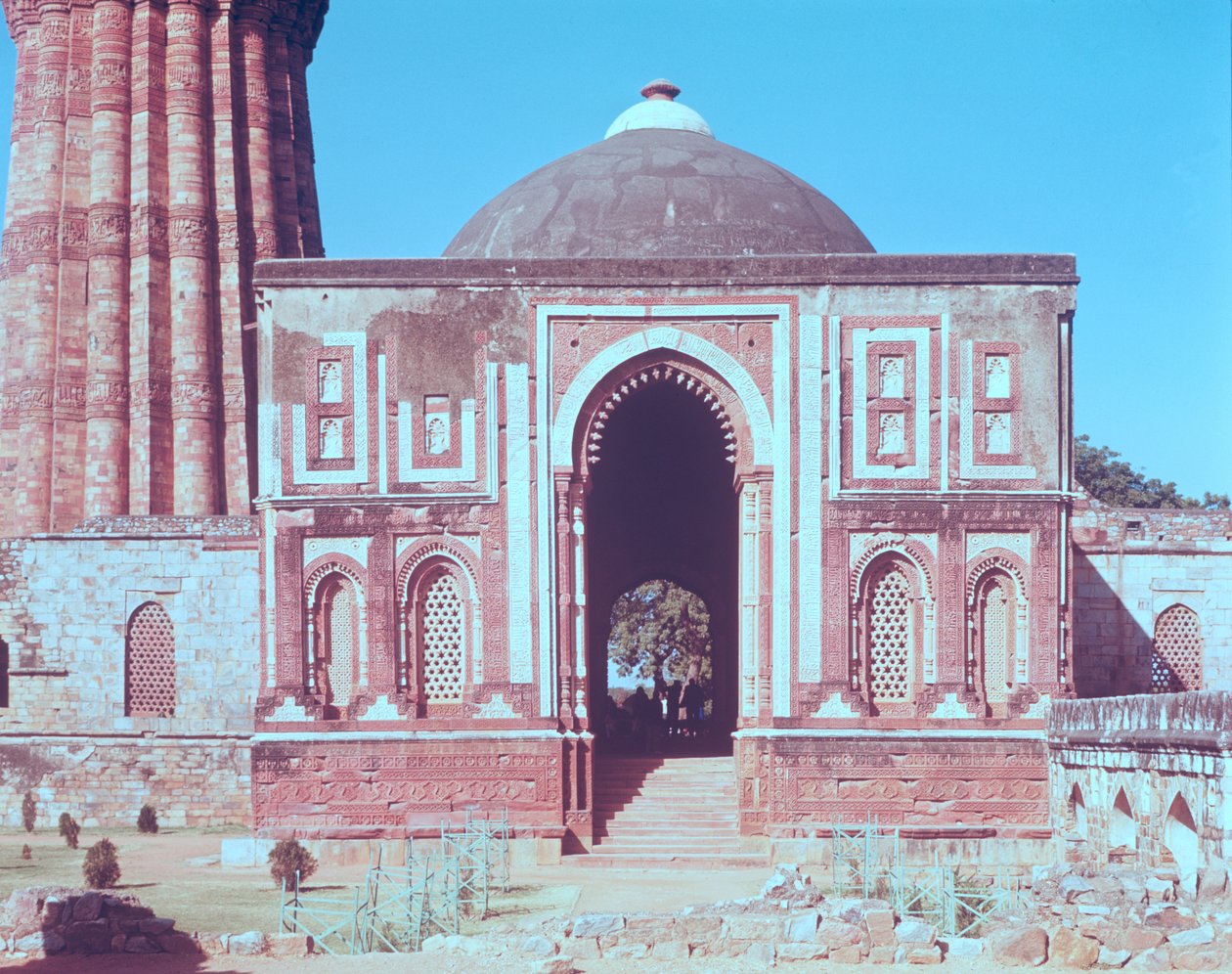 1311 में अला-उद-दीन खिलजी द्वारा निर्मित अलाई दरवाजा द्वारा इस्लामी स्कूल