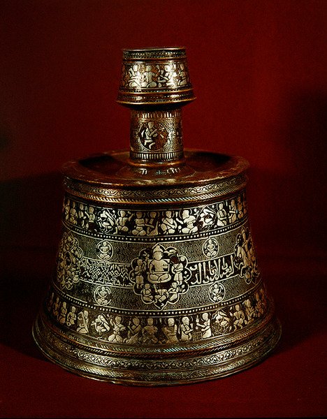 कैंडलस्टिक धारक, 1282 (तांबा और चांदी) द्वारा इस्लामी स्कूल