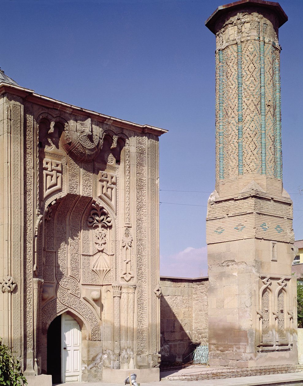 प्रवेश पोर्टल और मीनार, निर्मित c.1260-65 (फोटो) द्वारा इस्लामी स्कूल