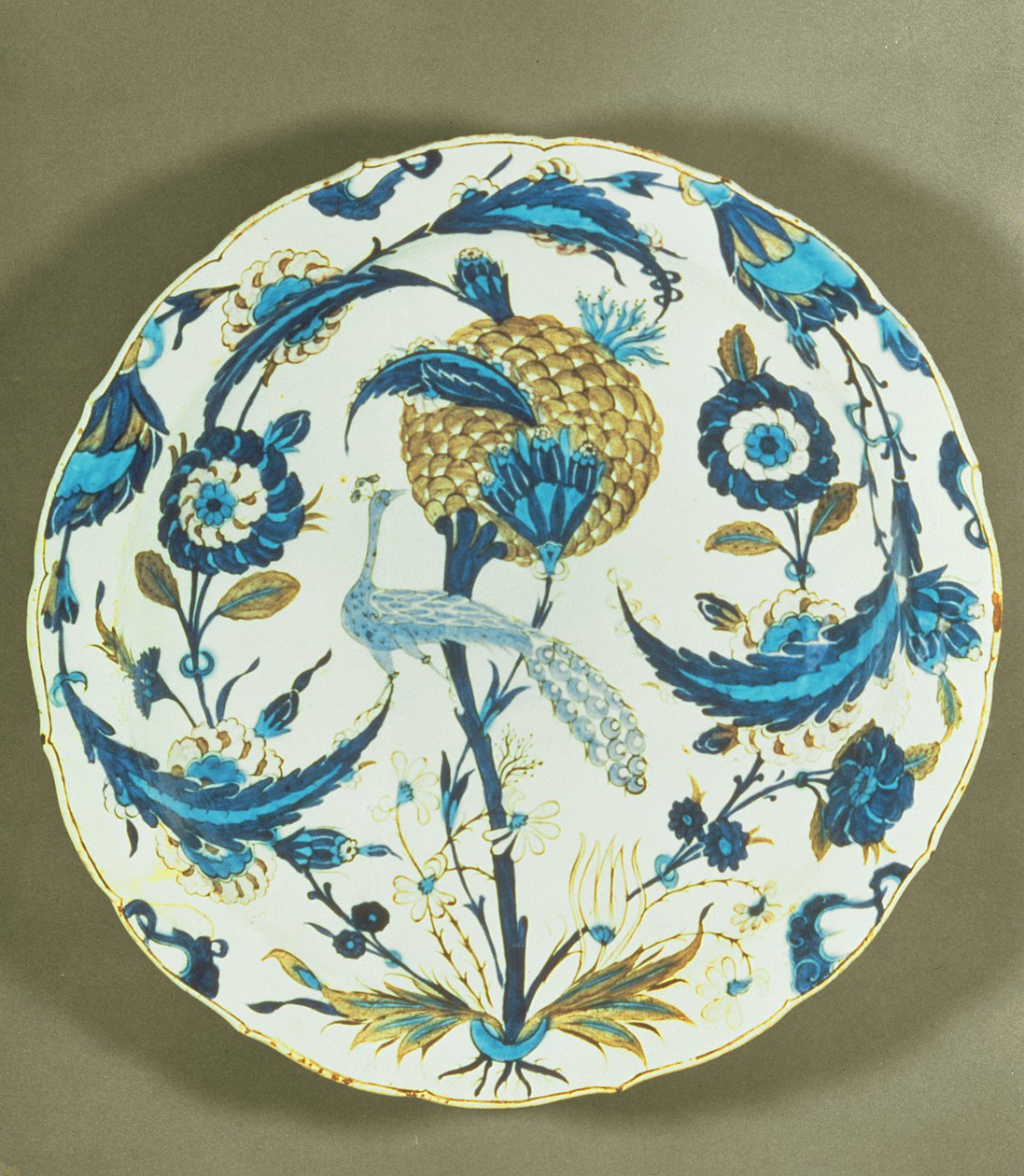 इज़निक डिश एक फूल के साथ चित्रित मोर, फूलों के बीच तुर्की, c.1550-55 (पॉलीक्रोम अंडरग्लैज़ेड ललित) द्वारा इस्लामी स्कूल