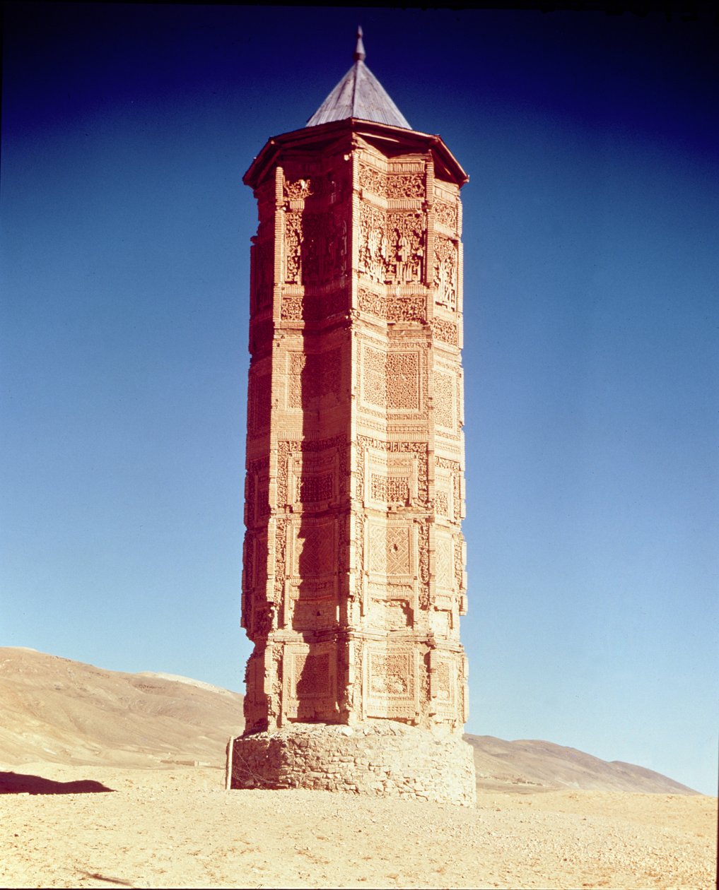 मशूद III की मीनार (1089-1115) द्वारा इस्लामी स्कूल