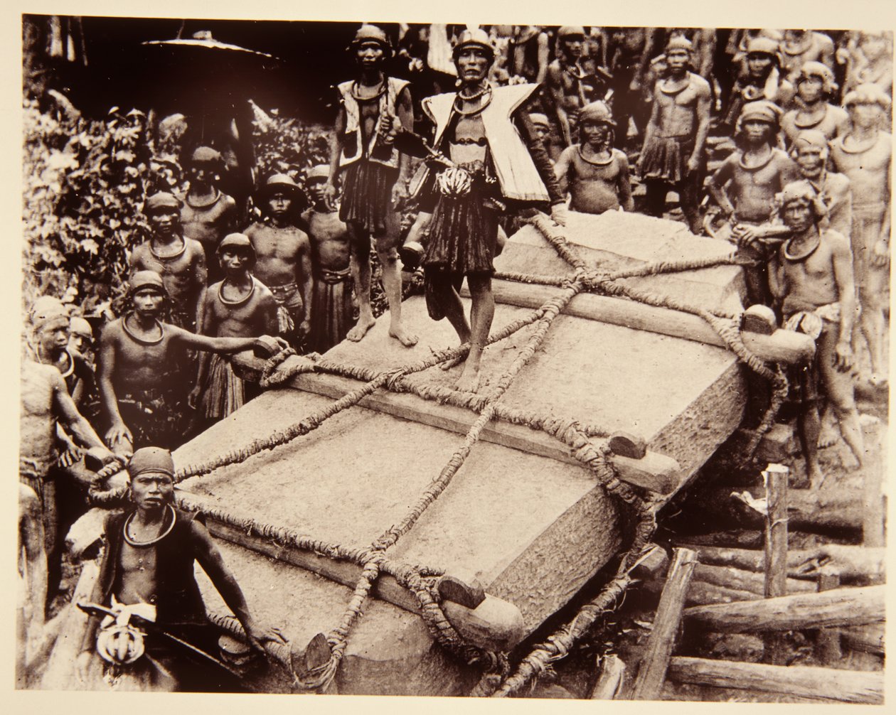 नियास लोग एक मेगालिथ ले जा रहे हैं, c.1920 द्वारा इतालवी फोटोग्राफर