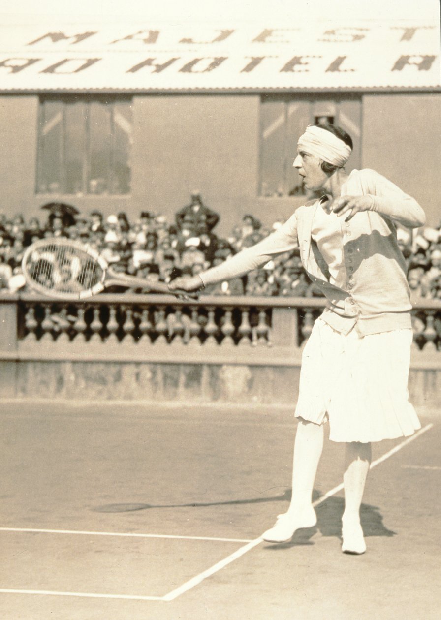 सुज़ैन लेंगलेन टेनिस खेल रही हैं, c.1926 (सिल्वर ब्रोमाइड जिलेटिन प्रिंट) द्वारा इतालवी फोटोग्राफर