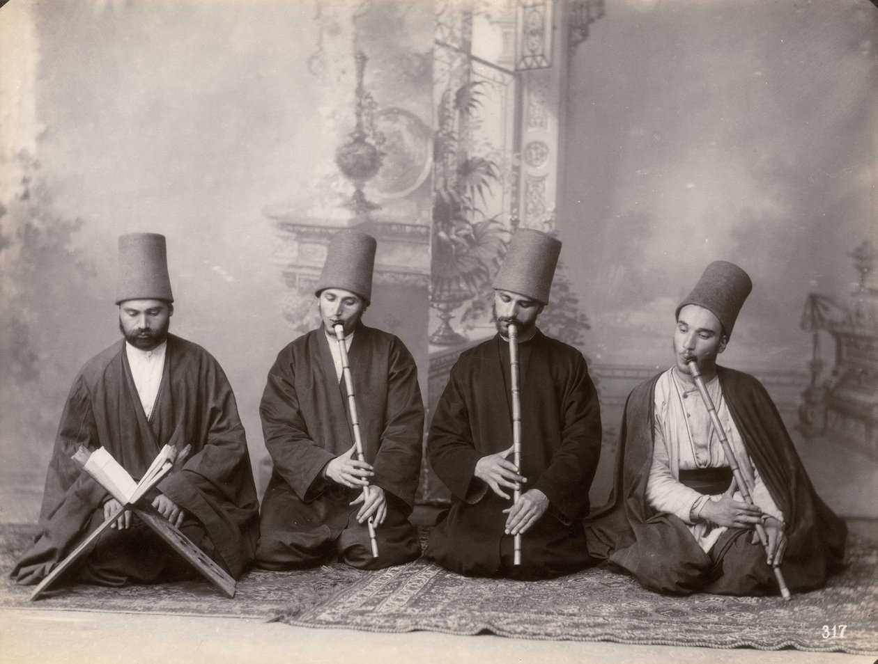 तीन दरवेश संगीतकार और एक गायक, तुर्की, c.1890 द्वारा इतालवी फोटोग्राफर