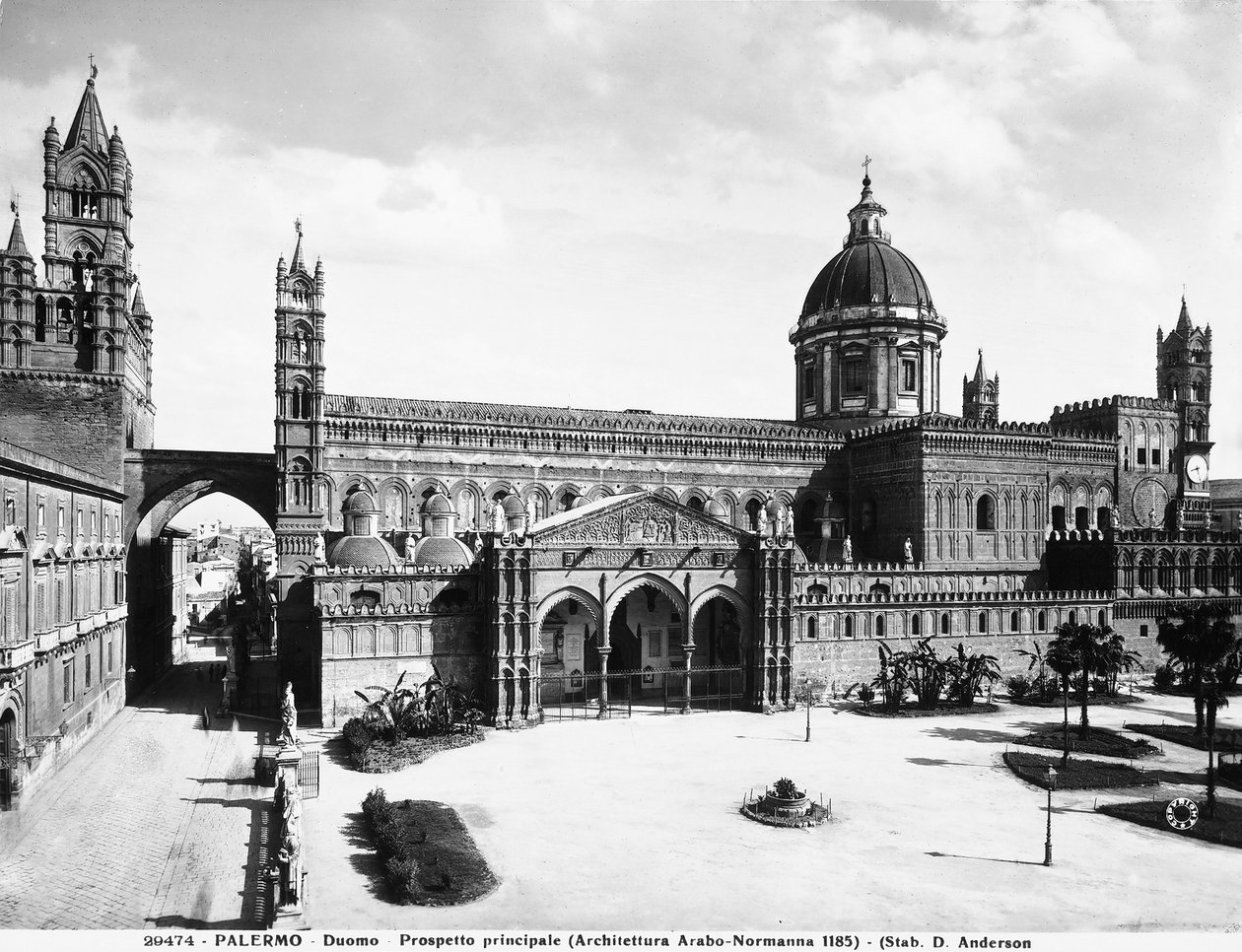 पलेर्मो के कैथेड्रल, सिसिली के दाईं ओर का दृश्य, c.1929 द्वारा इतालवी फोटोग्राफर