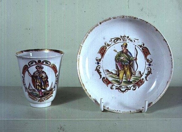 कप और तश्तरी, वेजी फैक्ट्री, वेनिस, c.1725 (चीनी मिट्टी के बरतन) द्वारा इतालवी स्कूल