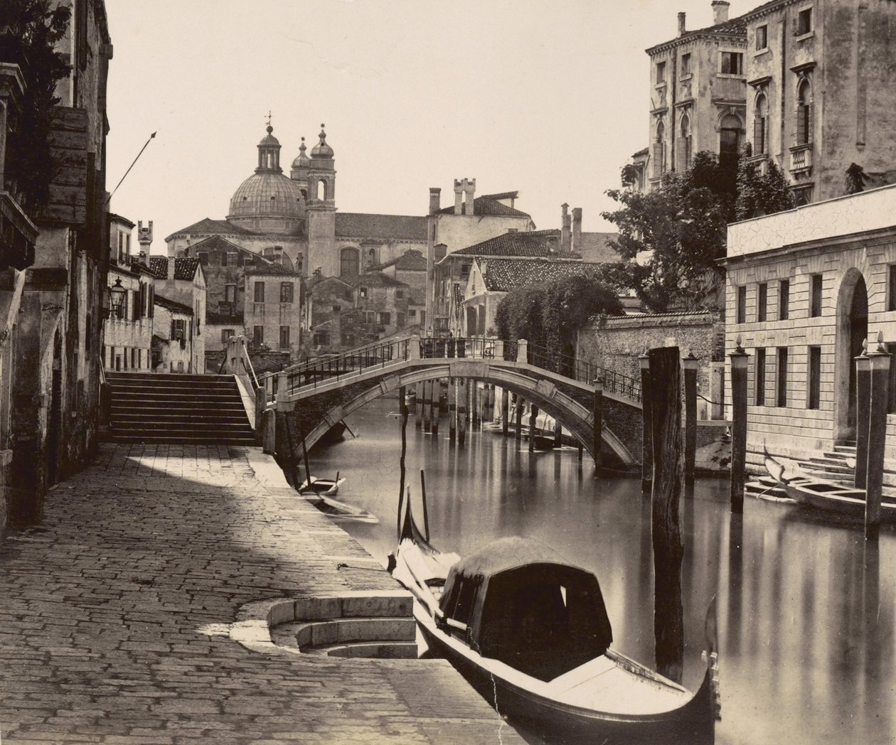 वेनिस में रियो ओगनिसांती पर पुल, c.1875 द्वारा इतालवी फोटोग्राफर