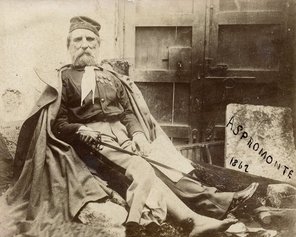 1862 में घायल पैर के साथ एस्प्रोमोंटे में ग्यूसेप गैरीबाल्डी द्वारा इतालवी फोटोग्राफर