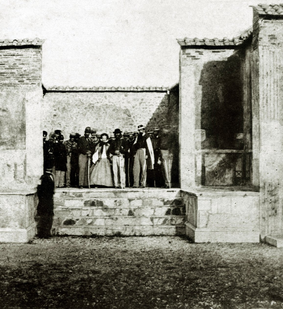 Pompei की यात्रा पर Giuseppe Fiorelli के साथ Giuseppe Garibaldi द्वारा इतालवी फोटोग्राफर