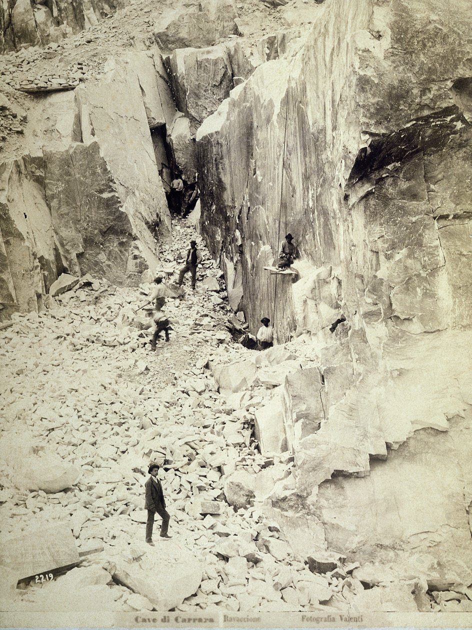 रवाकेन की खदानों में से एक में काम पर क्वैरियर्स का समूह, c.1890-1900 द्वारा इतालवी फोटोग्राफर