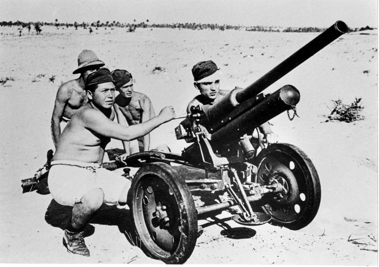 लीबिया के रेगिस्तान में इतालवी एंटीटैंक। 1941. द्वारा इतालवी फोटोग्राफर