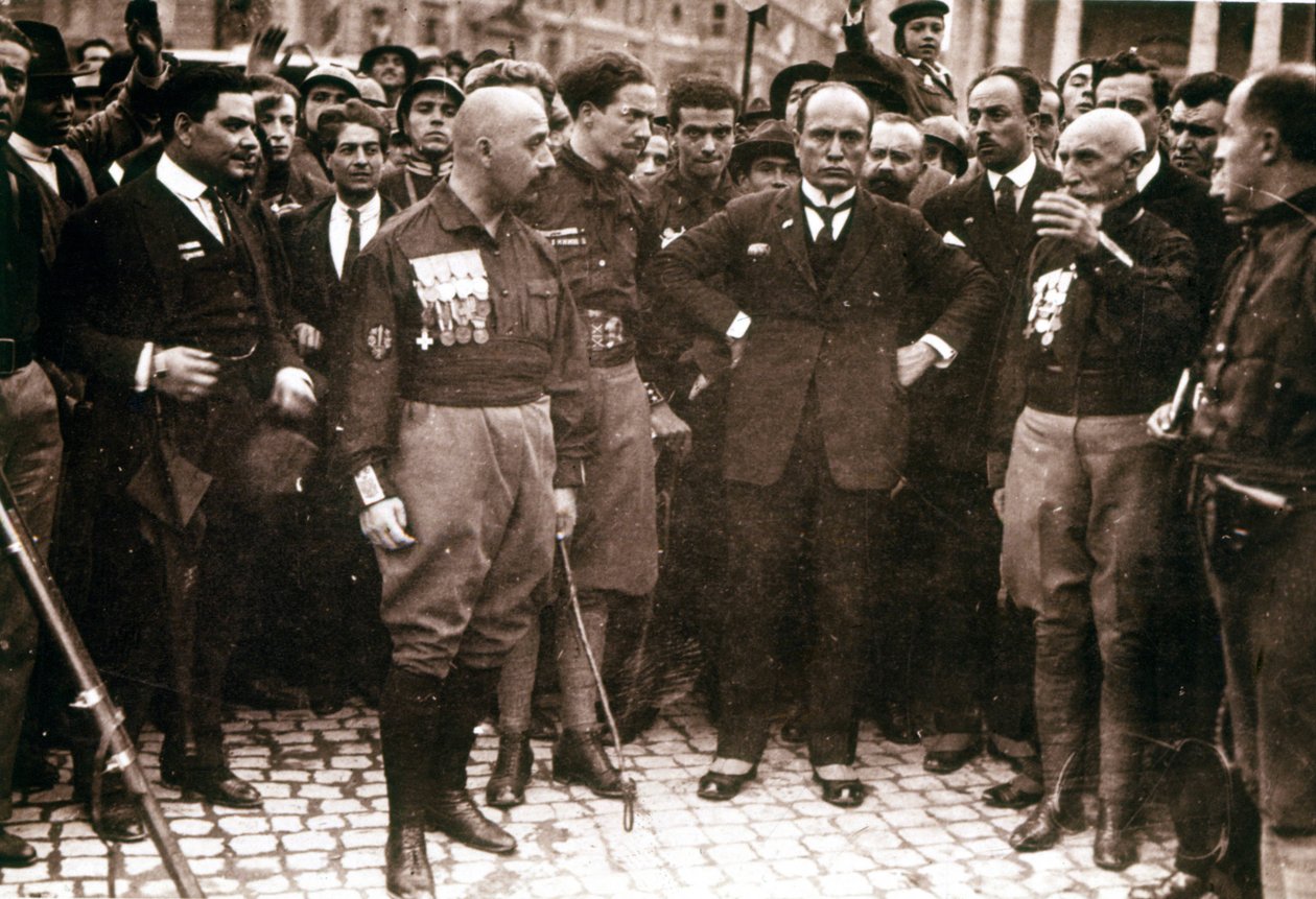 1922 में रोम, मुसोलिनी और काली शर्ट पर चलो। द्वारा इतालवी फोटोग्राफर