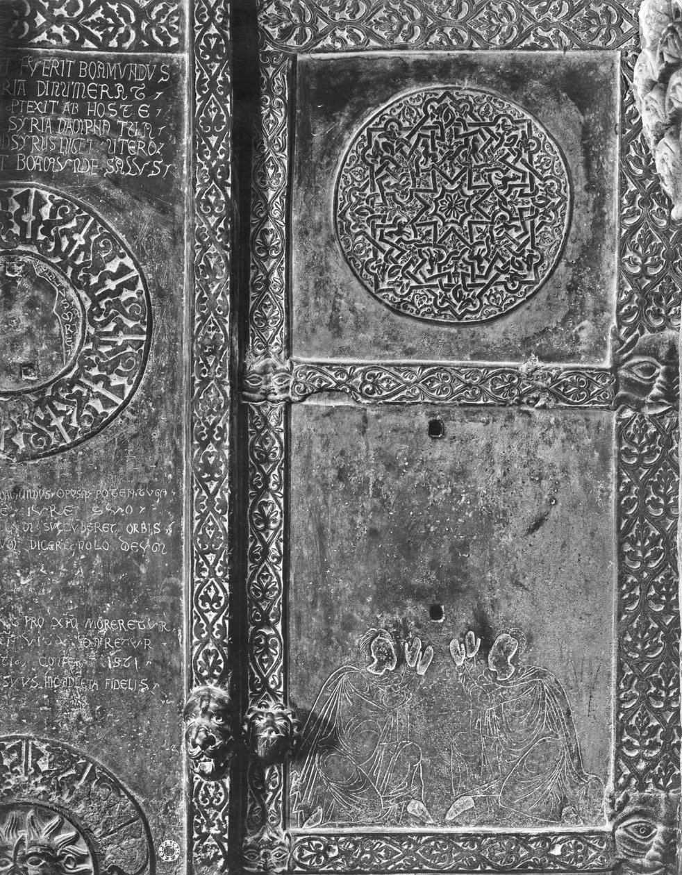 कांस्य द्वार, हाउतेविल के बोहेमुंड प्रथम का मकबरा (266975 भी देखें) (विवरण) (बी/डब्ल्यू फोटो) द्वारा इतालवी स्कूल