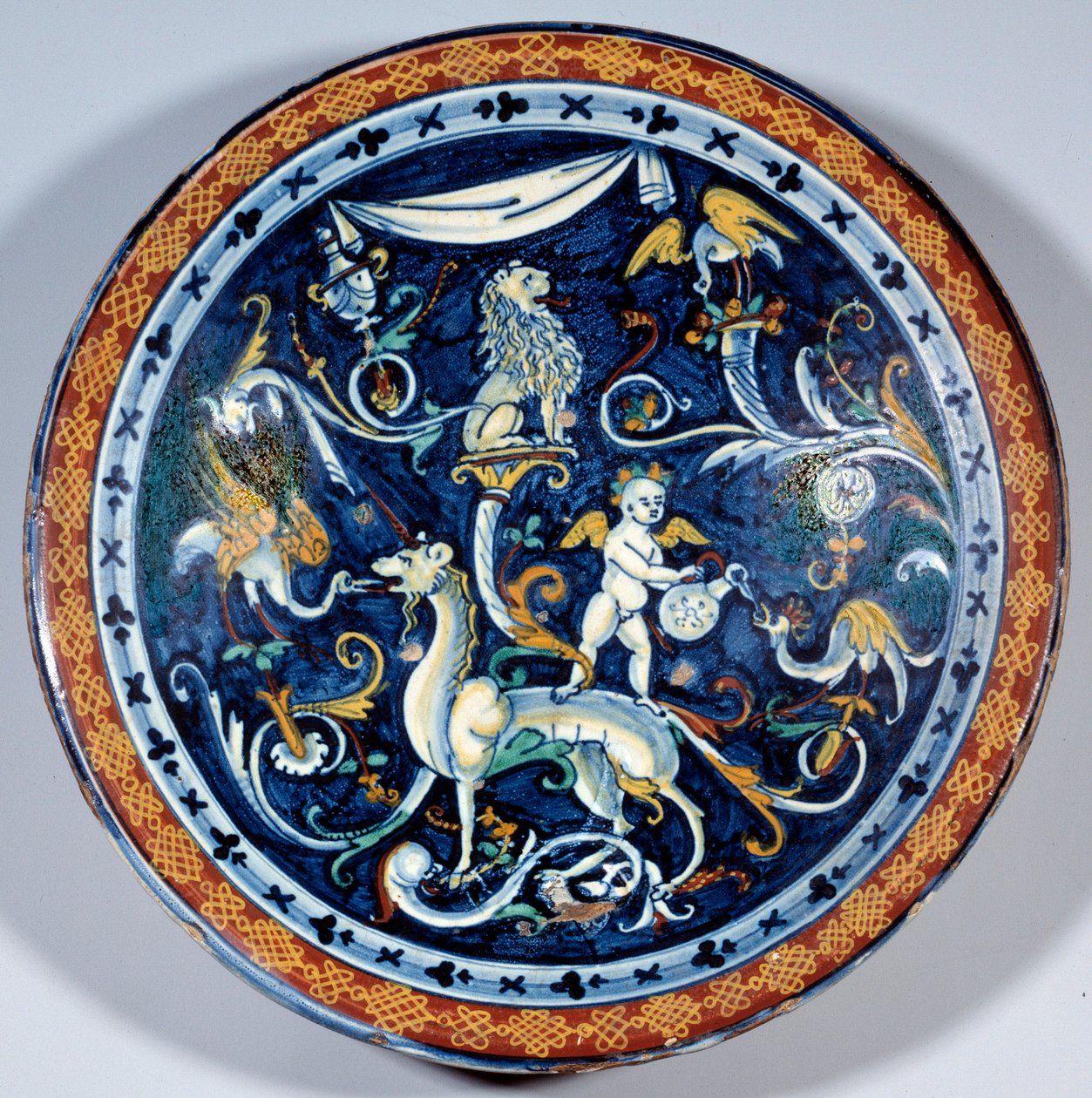 Cafaggiolo faience कप शानदार जानवरों को सजाता है। 1510-1520 पेरिस, लौवर संग्रहालय Lo द्वारा इतालवी स्कूल