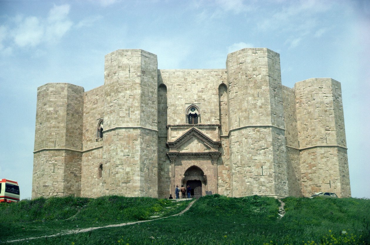 Castel del मोंटे, सम्राट फ्रेडरिक II (1194-1250) के शासनकाल के दौरान निर्मित c.1240-50 द्वारा इतालवी स्कूल