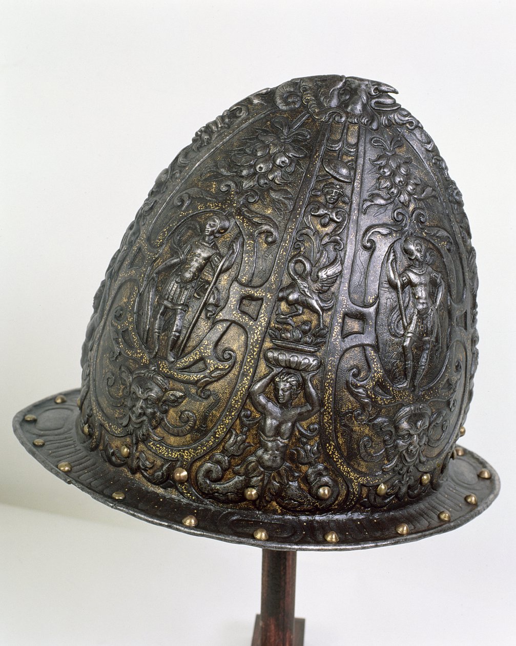 हेलमेट, c.1585 (लोहा) द्वारा इतालवी स्कूल