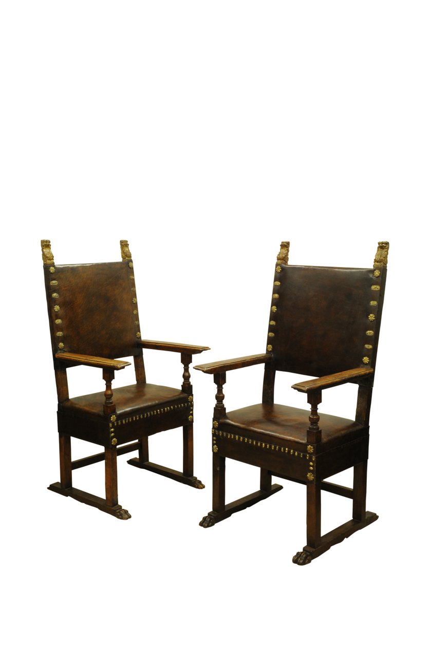 जोड़ी अखरोट के चमड़े के असबाबवाला सिंहासन कुर्सियों, इटली c.1660 (अखरोट) द्वारा इतालवी स्कूल