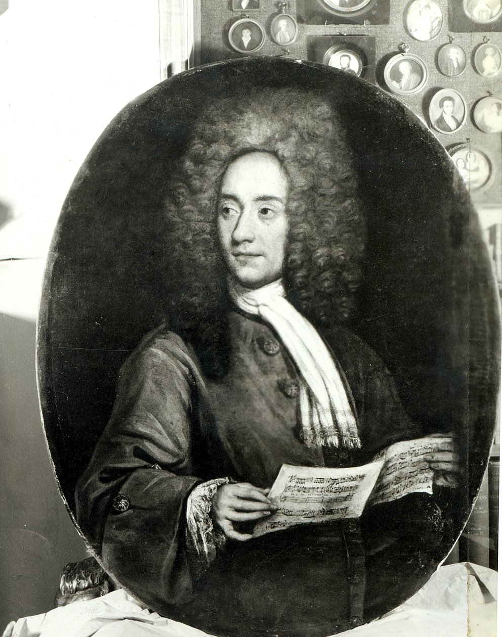 संगीतकार तोमासो जियोवन्नी अल्बोनीनी (1671-1751) का संगीत धारण करने का चित्रण द्वारा इतालवी स्कूल