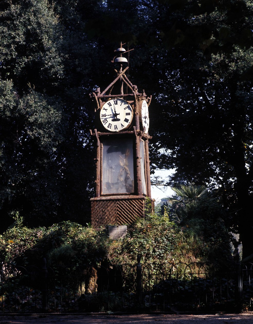 रोम, 1867 में निर्मित पिन्सियो (विला बोर्गीस) की जल घड़ी। इसे डोमिनिकन गिआम्बतिस्ता एम्ब्रियाको द्वारा किया गया था। द्वारा इतालवी स्कूल