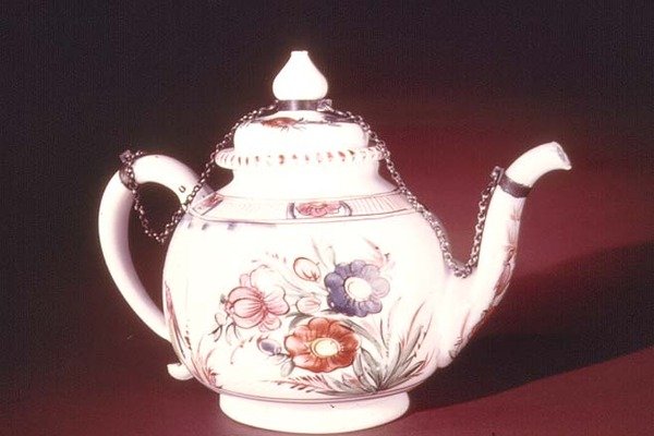 चंचल पुष्प डिजाइन के साथ चायदानी, संभवतः वेनिस, c.1750 (चीनी मिट्टी के बरतन) द्वारा इतालवी स्कूल