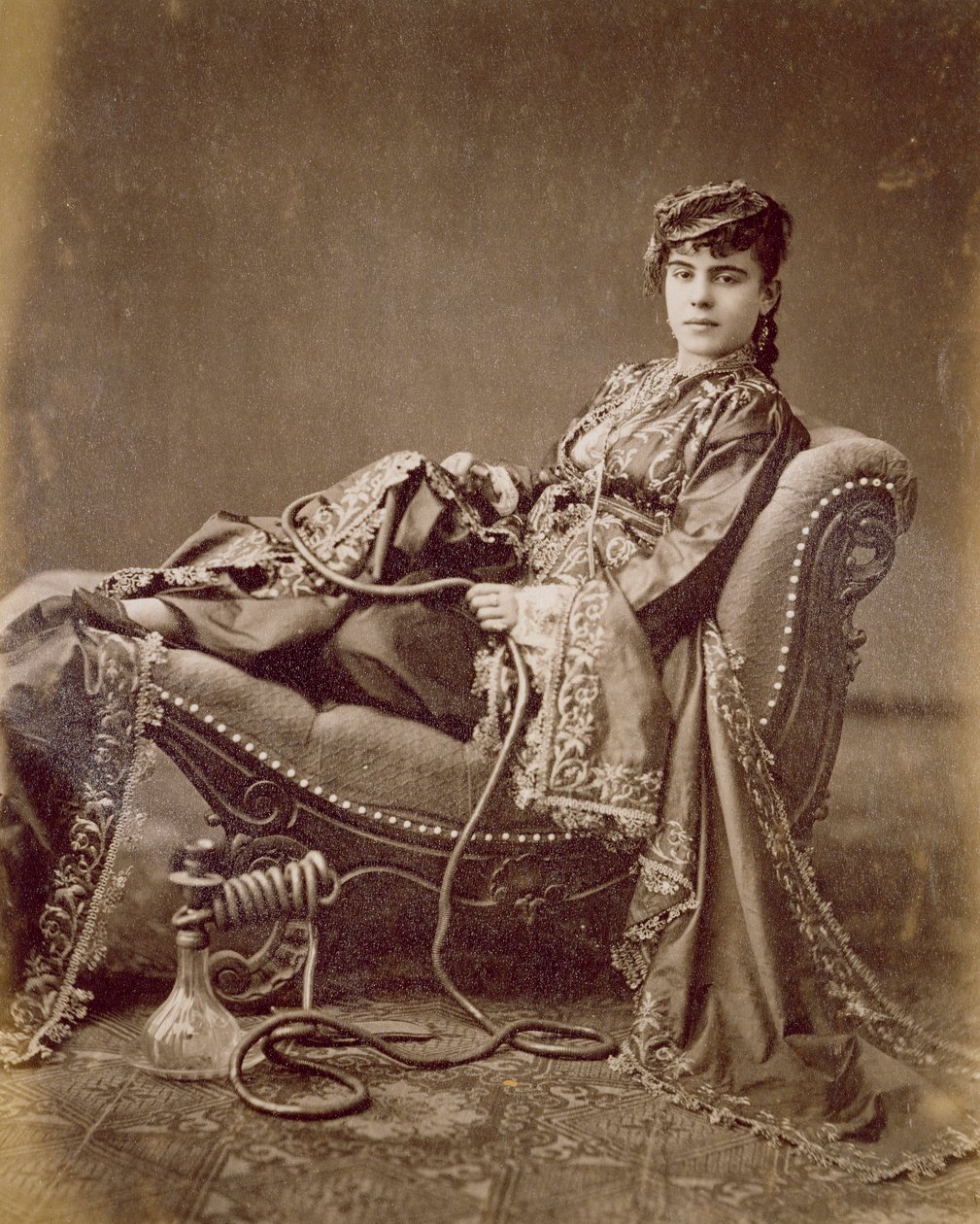 एक तुर्की महिला बैठी, c.1880 (एल्बम प्रिंट) द्वारा जे पास्कल सेबाह