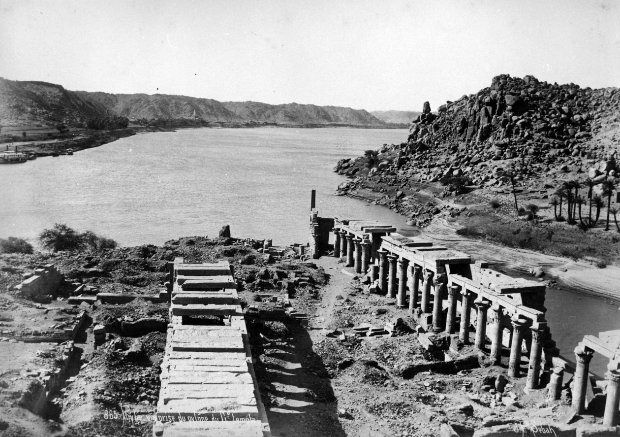 Philae, महान मंदिर के तोरण से लिया गया, c.1880 द्वारा जे पास्कल सेबाह