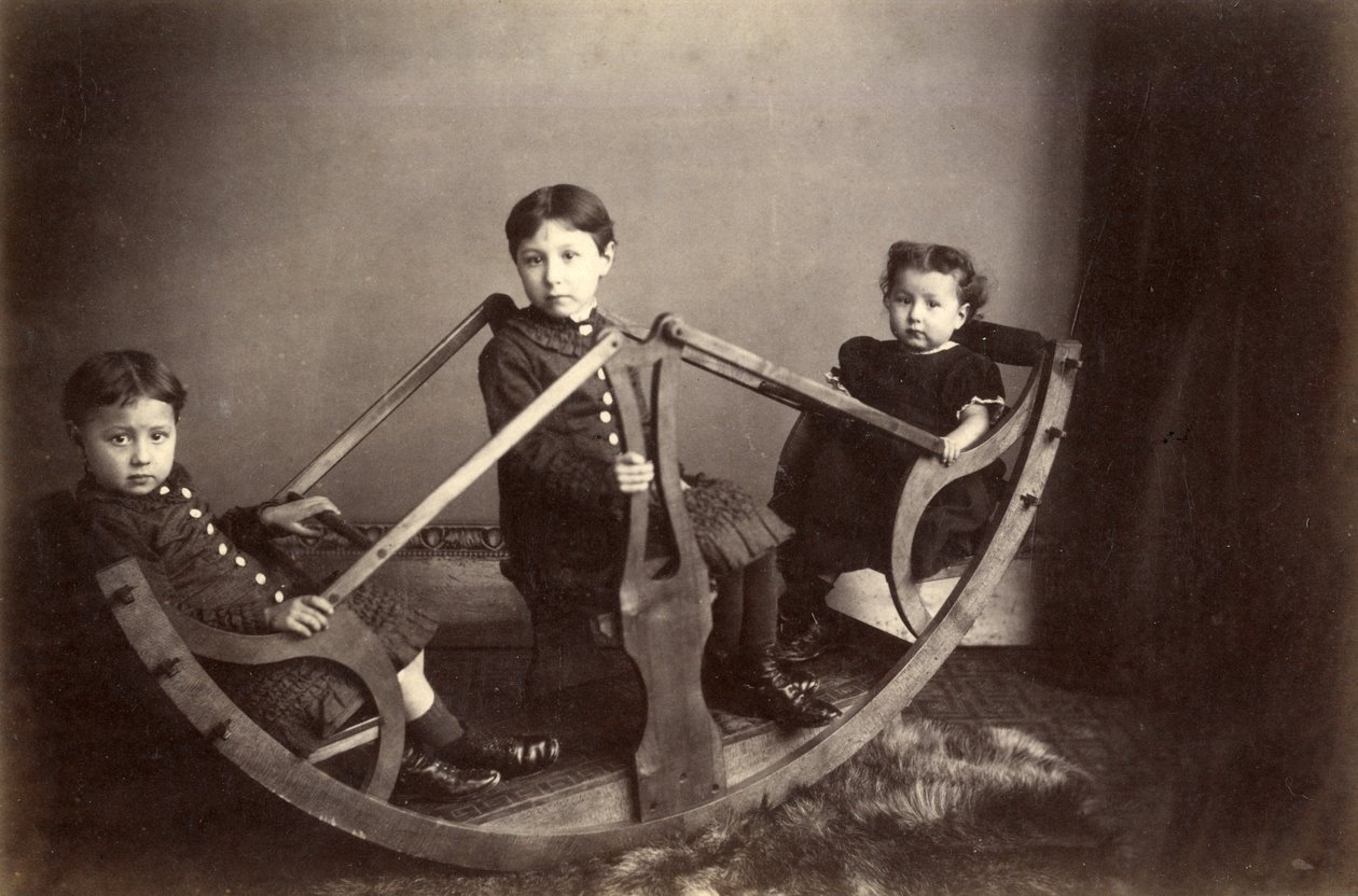 तीन भाई-बहन अपने रॉकिंग दृश्य-आरा, 1880 के दशक (एल्बम प्रिंट) पर खेलते हुए द्वारा जेएस ब्राउन