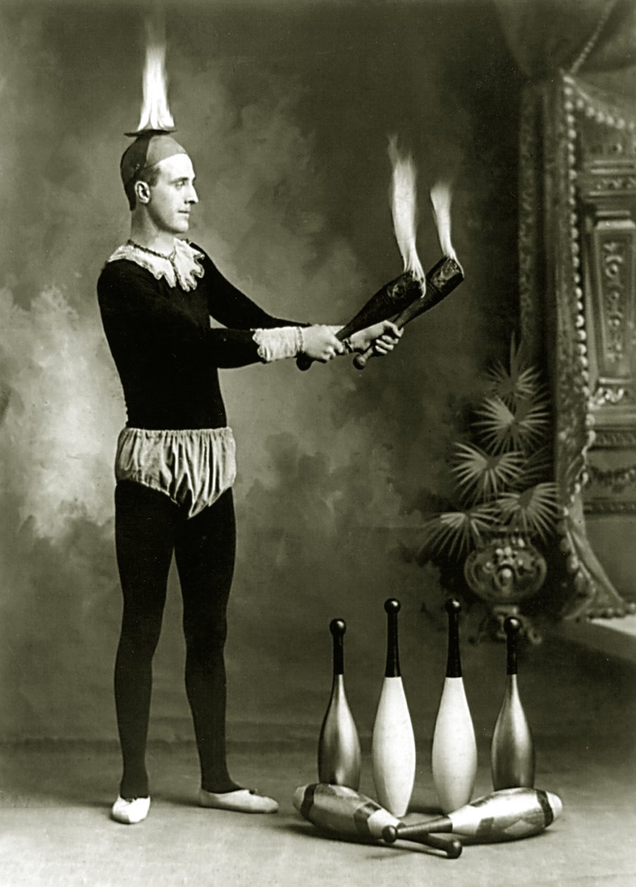 जेटी डॉयल, सर्कस और कार्निवल बाजीगर, ज्वलंत पिन और कटोरे के साथ, c.1902 (bw फोटो) द्वारा जेई पसोनौल्ट