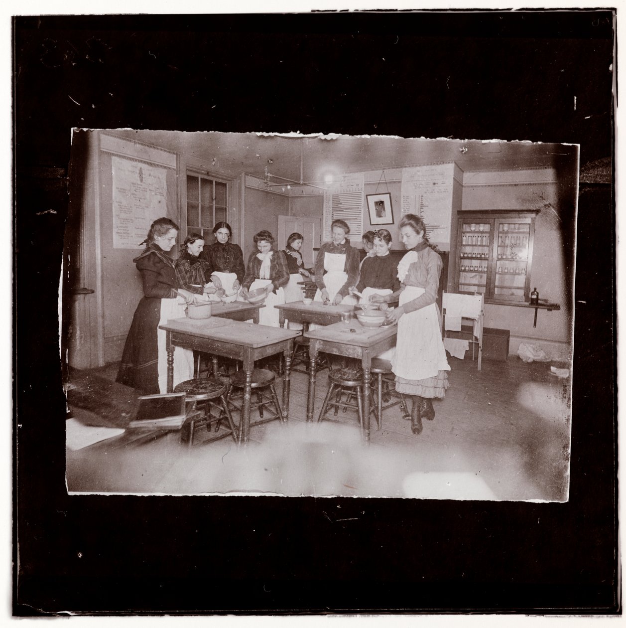 कॉलेज सेटलमेंट में कुकिंग स्कूल की क्लास। &39;बॉस का संयम प्रवचन&39;, c.1895 द्वारा जैकब अगस्त रईस