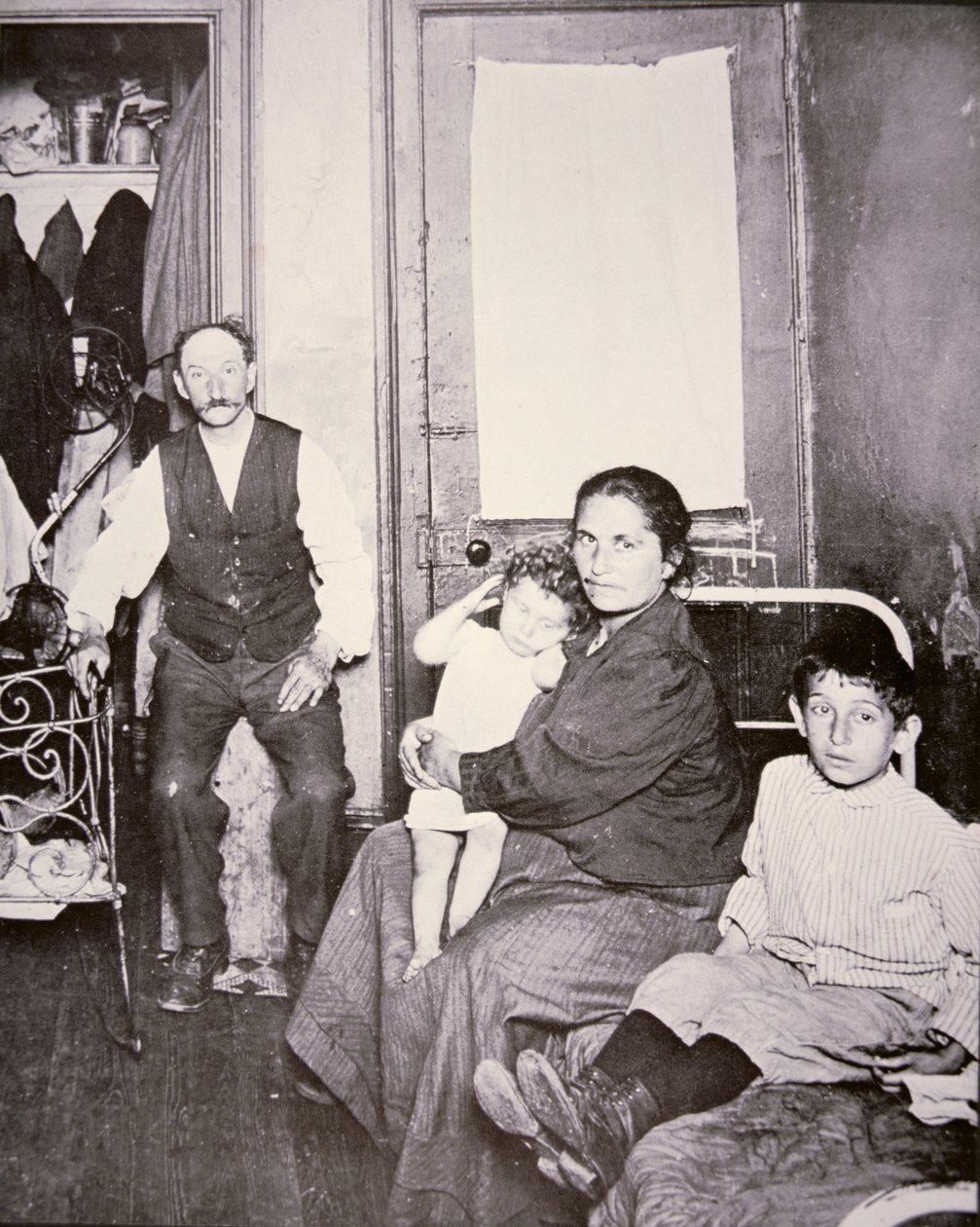 अप्रवासी परिवार, लोअर ईस्ट साइड, न्यूयॉर्क शहर, c.1910 (b/w फोटो) द्वारा जैकब अगस्त रईस