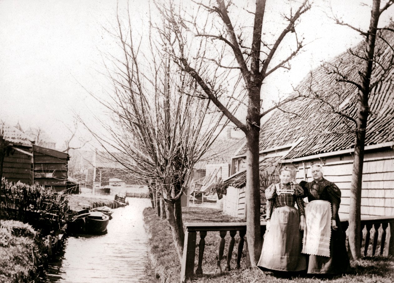 एक नहर बैंक, ब्रोके, नीदरलैंड, 1898 पर दो महिलाएं। द्वारा जेम्स बैटकिन