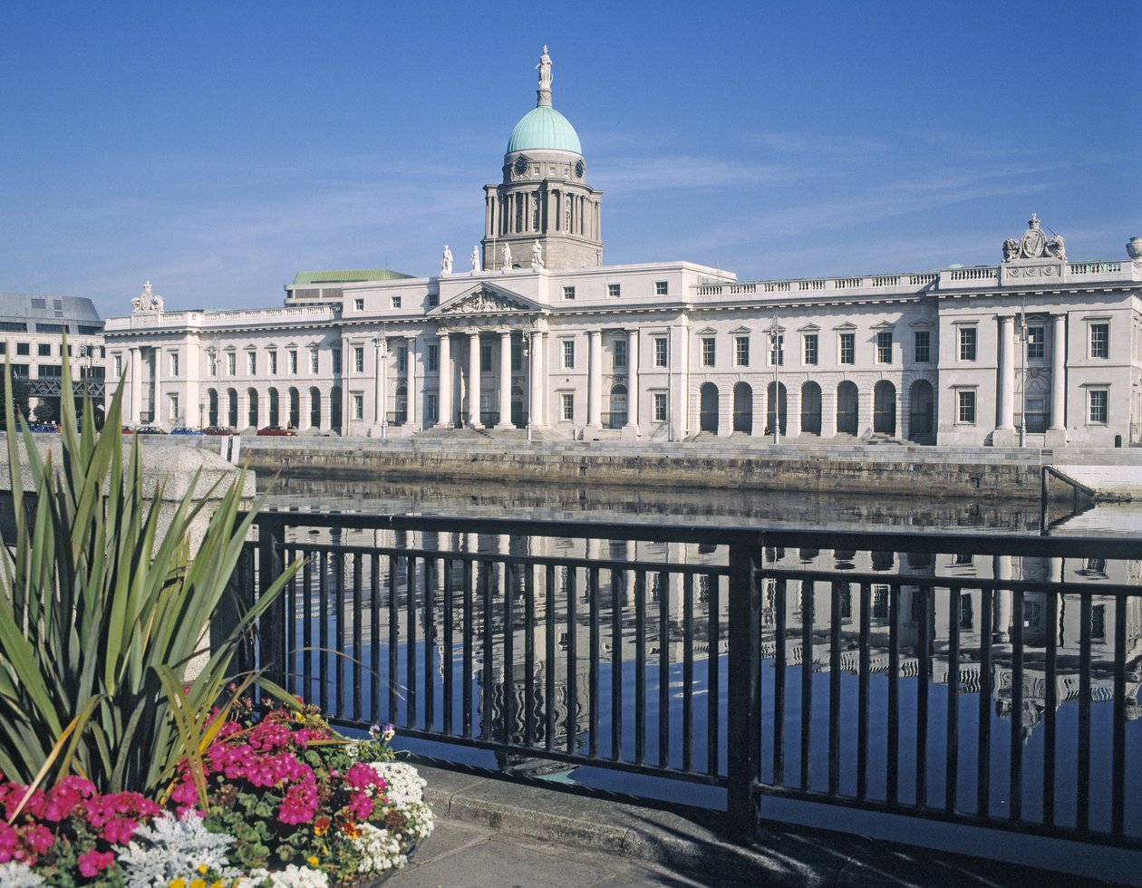 Liffey नदी पर कस्टम हाउस द्वारा जेम्स गैंडन