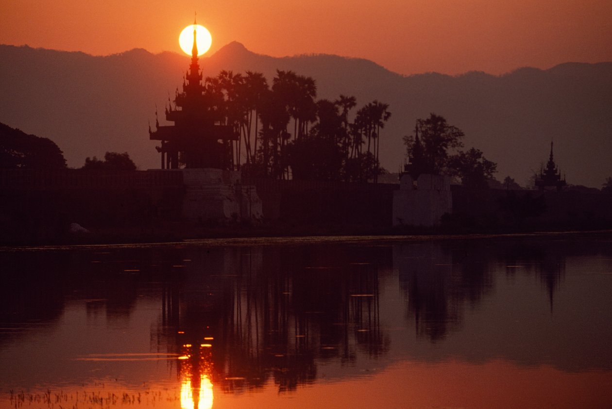  द्वारा जेम्स एल स्टैनफील्ड