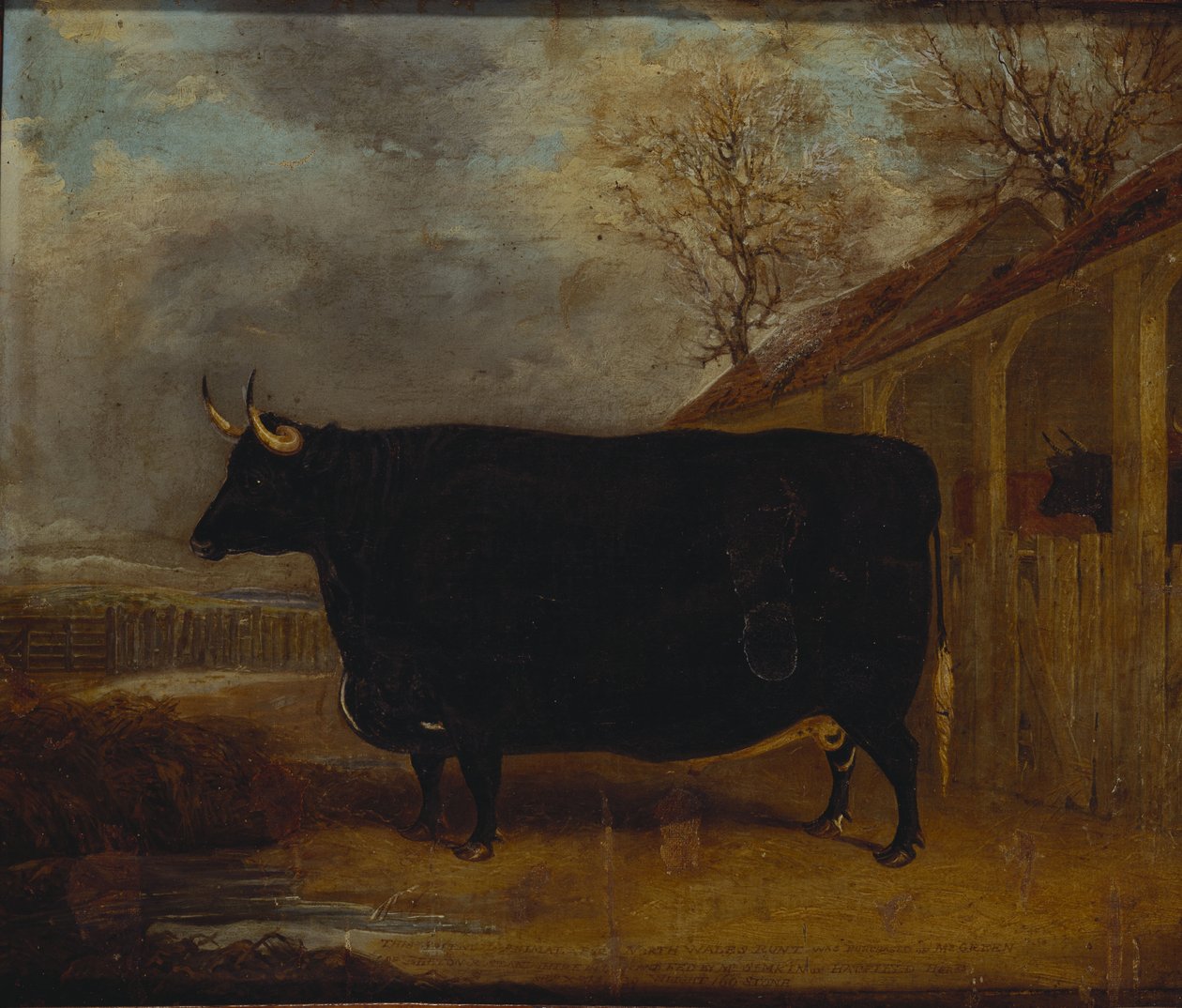 गौशाला के पास एक काला सांड, जो एक विस्तृत परिदृश्य से परे है द्वारा जेम्स पोलार्ड