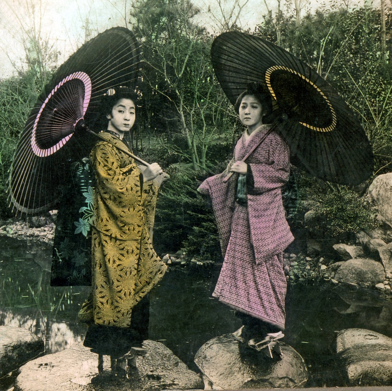 एक बरसात के दिन के लिए तैयार, c.1900 (एल्बम फोटो) द्वारा जापानी फोटोग्राफर