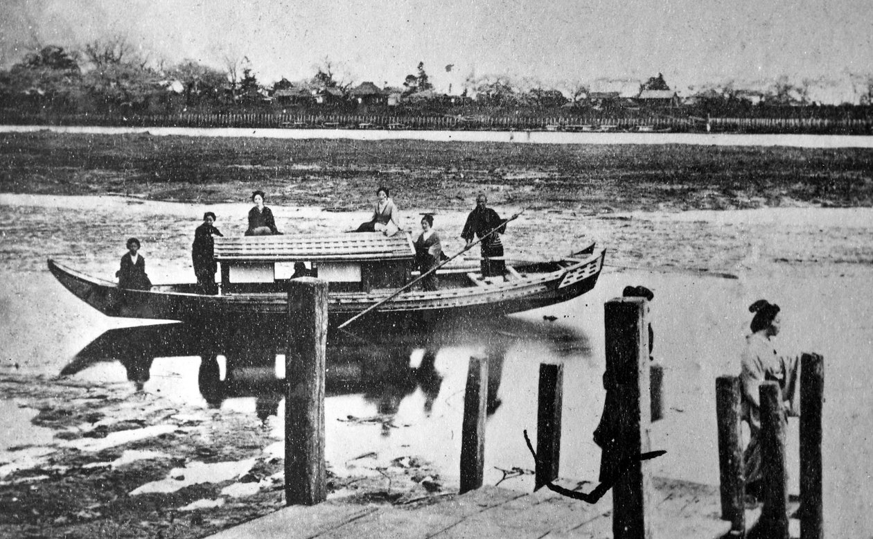 गीशा गर्ल्स ने सुमिदा नदी ईदो पर एक नाव पर सवार होकर, c.1860s द्वारा जापानी फोटोग्राफर