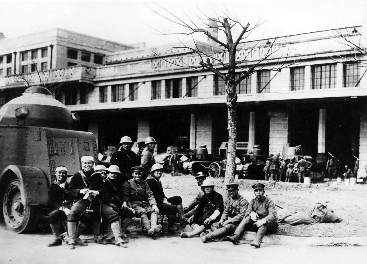 चीन में जापानी सैनिक और टैंक, c.1920-40 द्वारा जापानी फोटोग्राफर