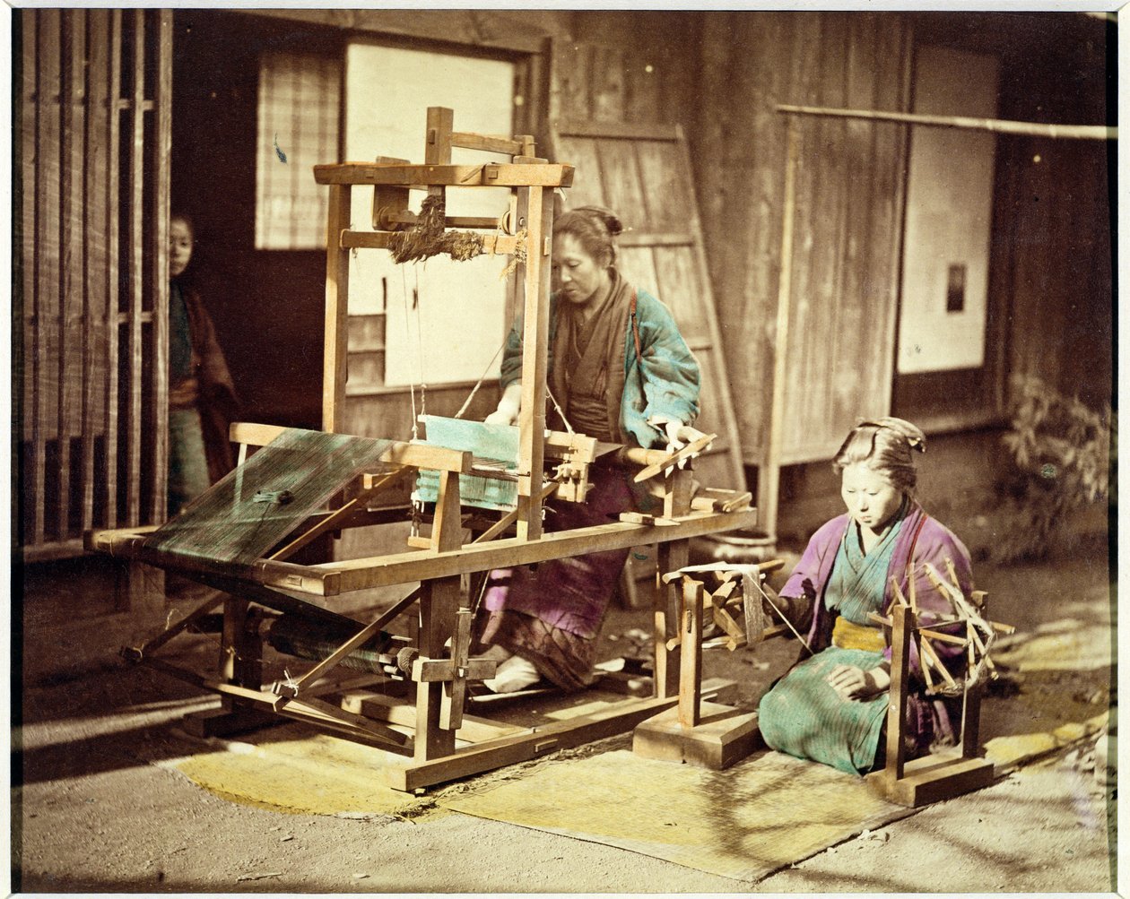जापानी महिला बुनाई, c.1890 (हाथ से रंगीन फोटो) द्वारा जापानी फोटोग्राफर